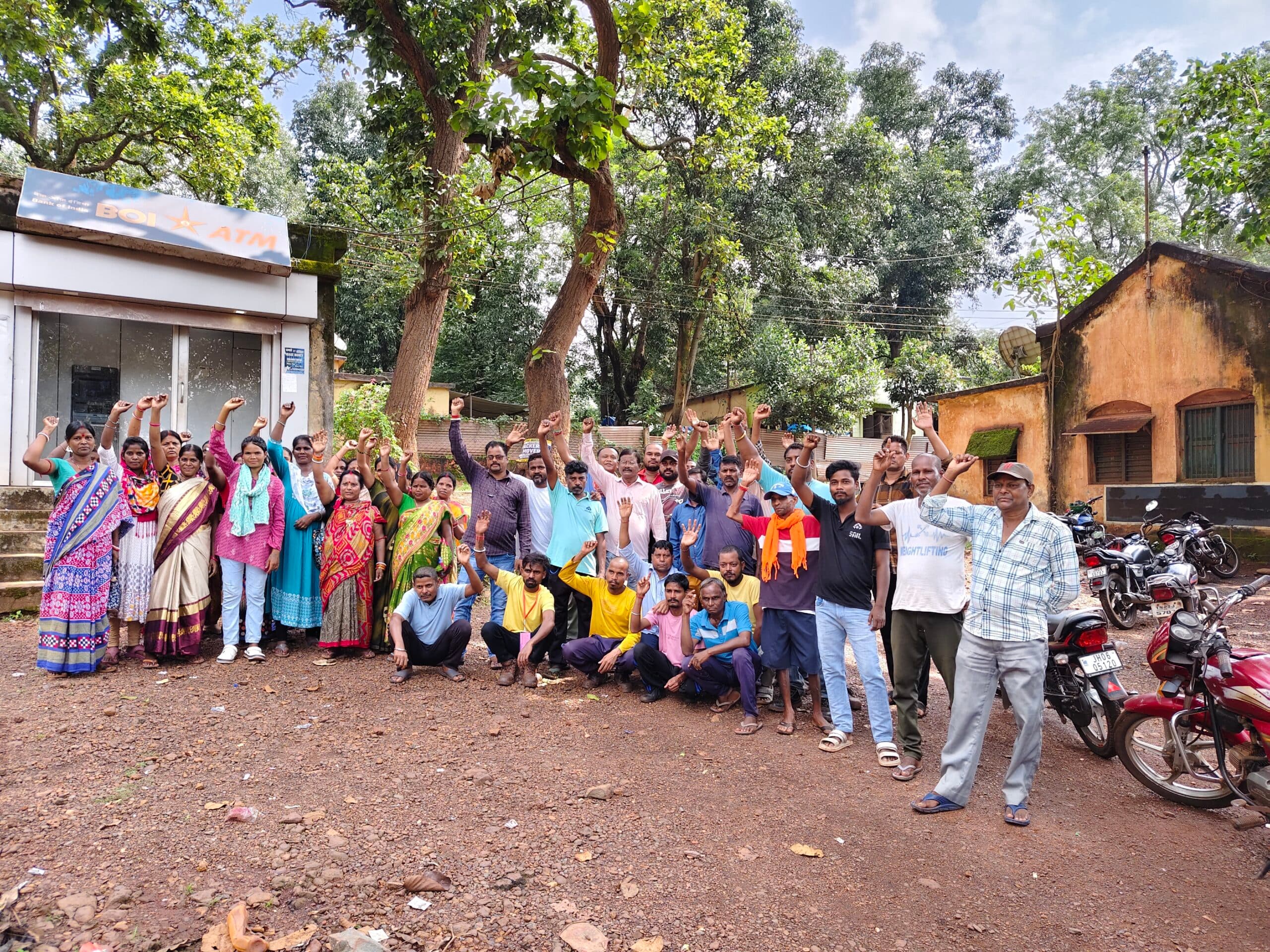 Chaibasa News : नियमितीकरण की मांग पर अड़े कर्मी, गंदगी से जूझ रहा शहर