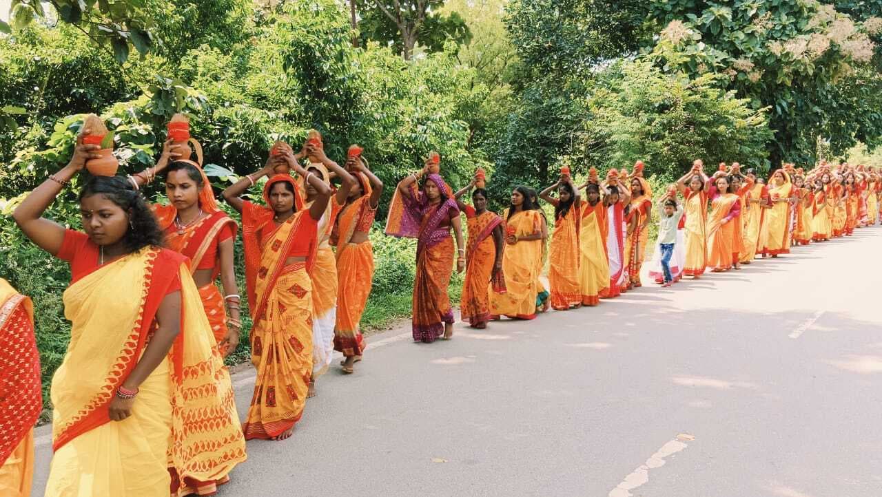 Chaibasa News : कलश स्थापना के साथ नवरात्र शुरू, मंदिरों में उमड़ी भीड़