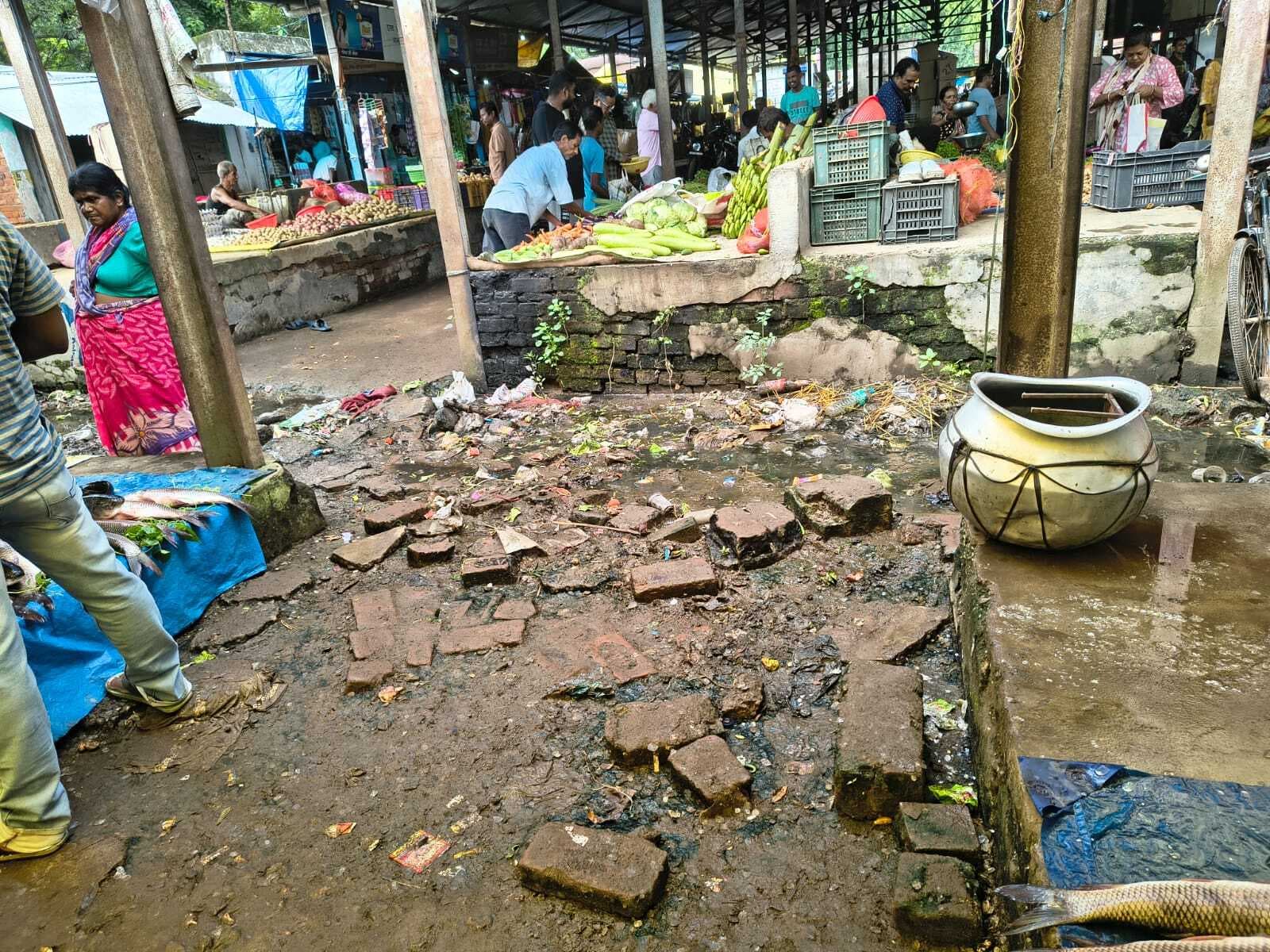 Chaibasa News : इतवारी बाजार में गंदगी के ढेर, दुकानदार परेशान