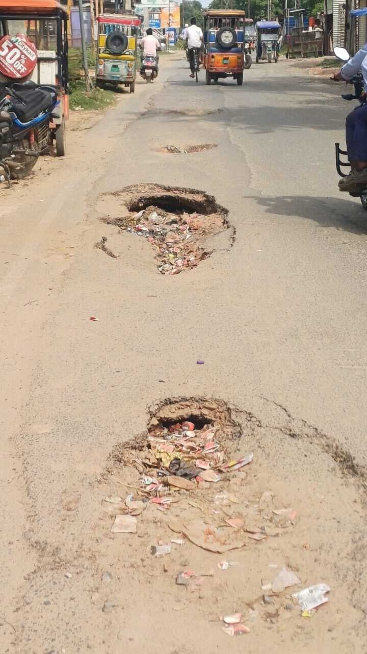 दुर्गा पूजा की विसर्जन शोभायात्रा में खलल डालेगी जर्जर सड़क