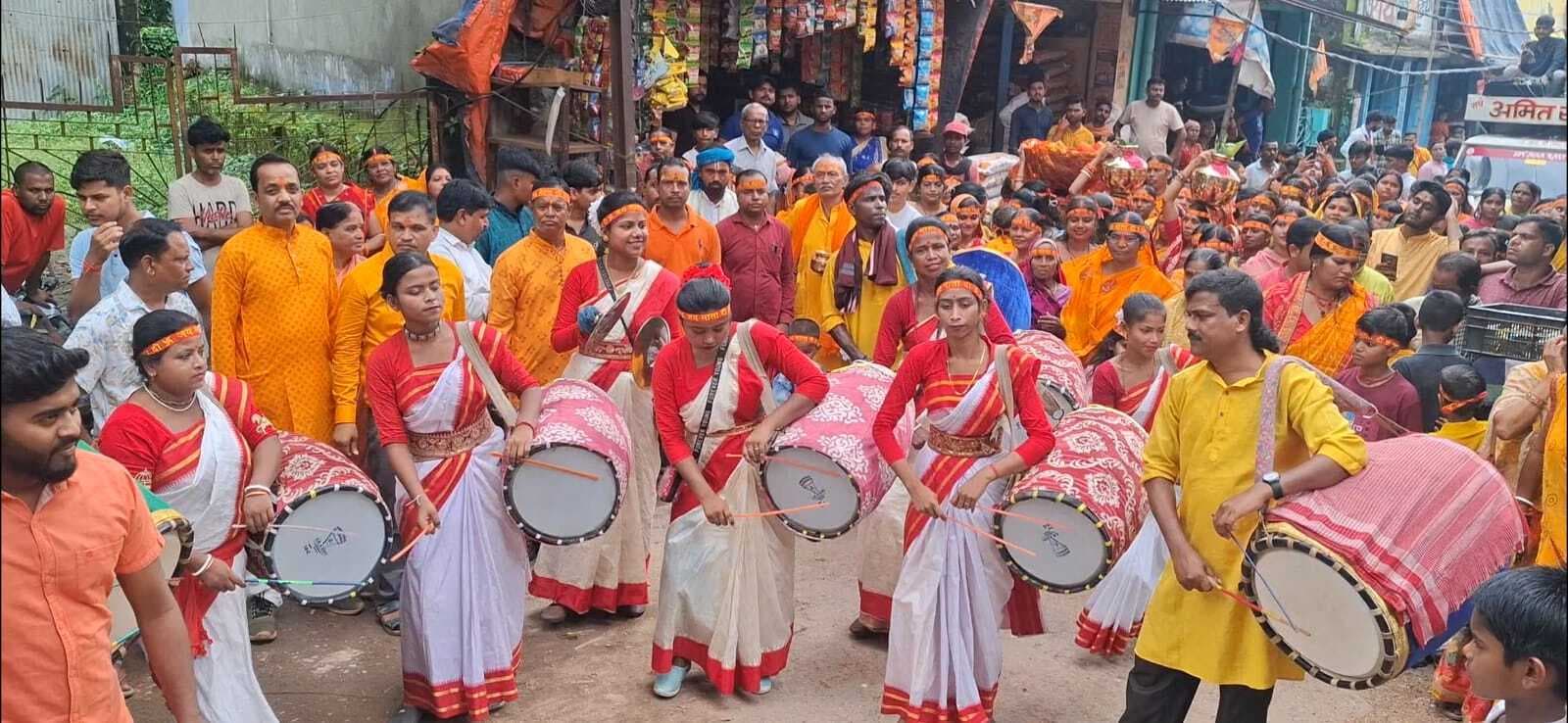 Giridih News :आकर्षक झांकी के साथ निकाली गयी भव्य कलश यात्रा