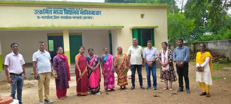 Seraikela Kharsawan News : नवसाक्षरों को जांच परीक्षा हुई स्टेट टीम ने किया निरीक्षण