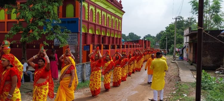 Seraikela Kharsawan News : खरकई नदी से बिरसा चौक तक गूंजे श्रद्धा के स्वर