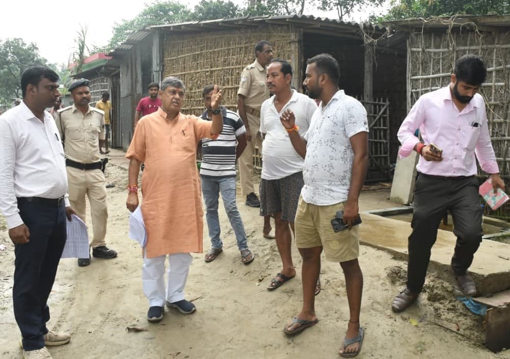 बुडको के अफसरों के साथ विधायक ने शहर में बन रही सड़कों का लिया जायजा