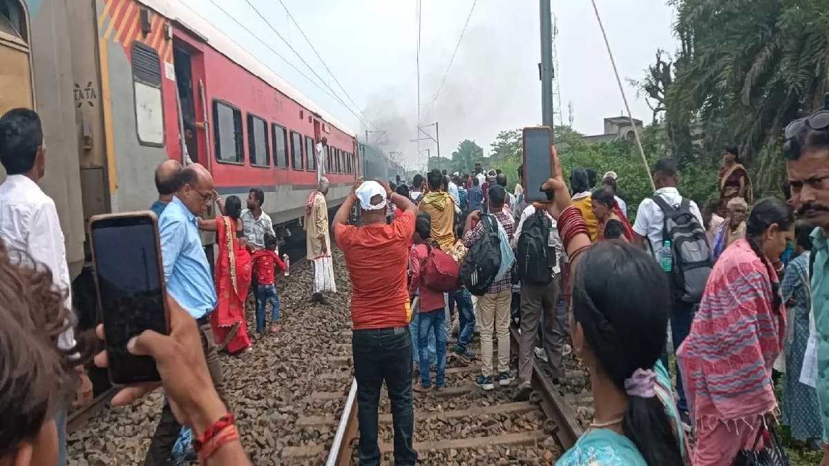 Jamshedpur News : बक्सर-टाटा ट्रेन में उठा धुआं, आग की लपटें देख मचा हड़कंप, कई यात्रियों ने लगायी छलांग