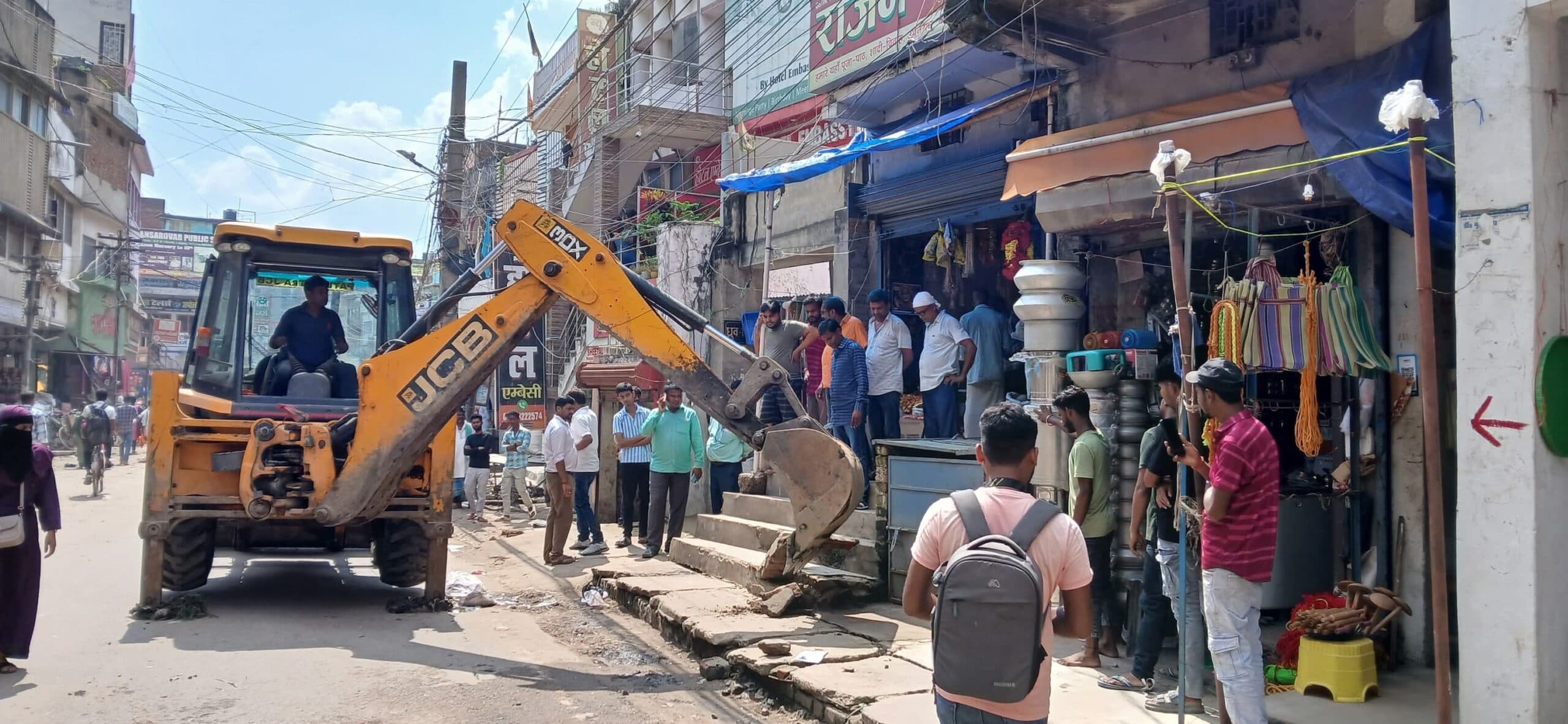 अतिक्रमण खाली कराने को लेकर बुलडोजर एक्शन जारी