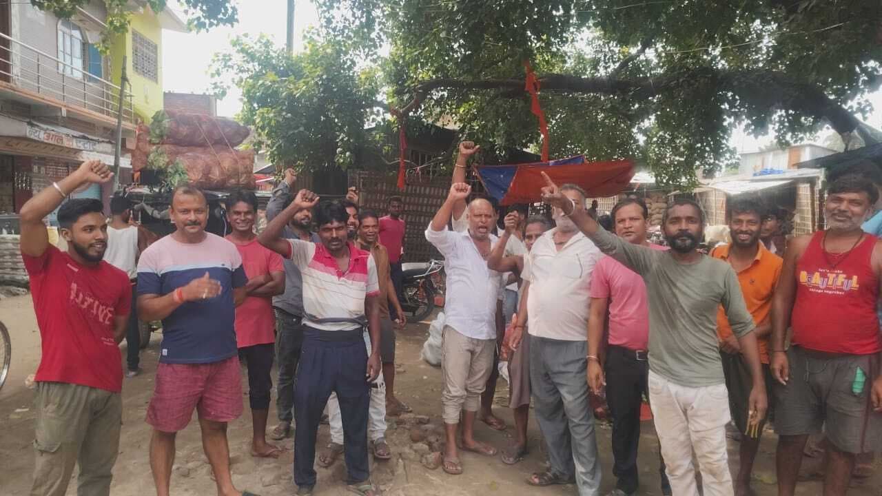 आवारा पशुओं से त्रस्त लोग, नगर प्रशासन के खिलाफ किया प्रदर्शन