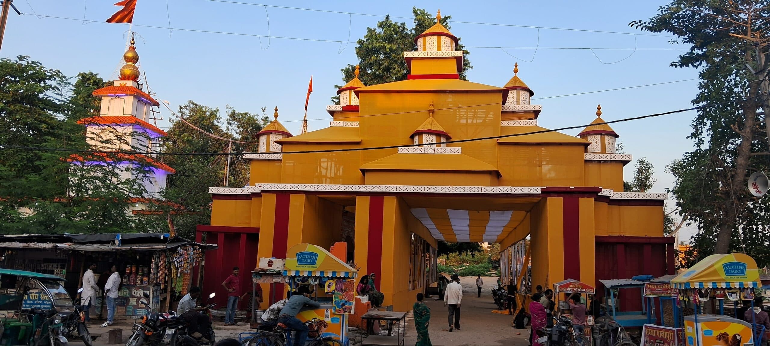 शारदीय नवरात्र के दूसरे दिन मां ब्रह्मचारिणी की पूजा-अर्चना, वैदिक मंत्रोच्चारण से भक्तिमय हुआ माहौल