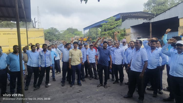 कोल श्रमिकों ने बोनस की मांग को लेकर किया विरोध प्रदर्शन