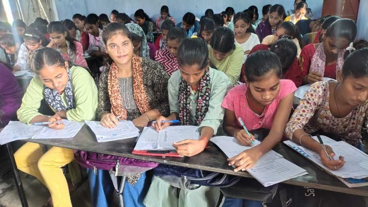 जिले के 239 हाइ स्कूलों में आज से होगी नौवीं व 10वीं की अर्द्धवार्षिक परीक्षा