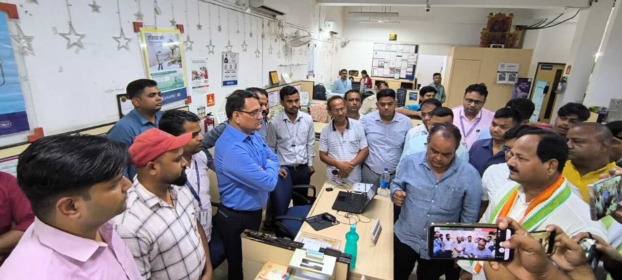 शिविर में सफाई कर्मियों की शुगर व बीपी की हुई जांच