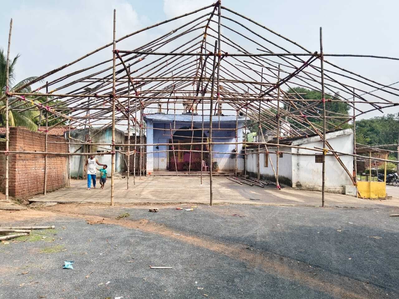 नारायणपुर में दुर्गापूजा को लेकर पंडाल निर्माण तेज