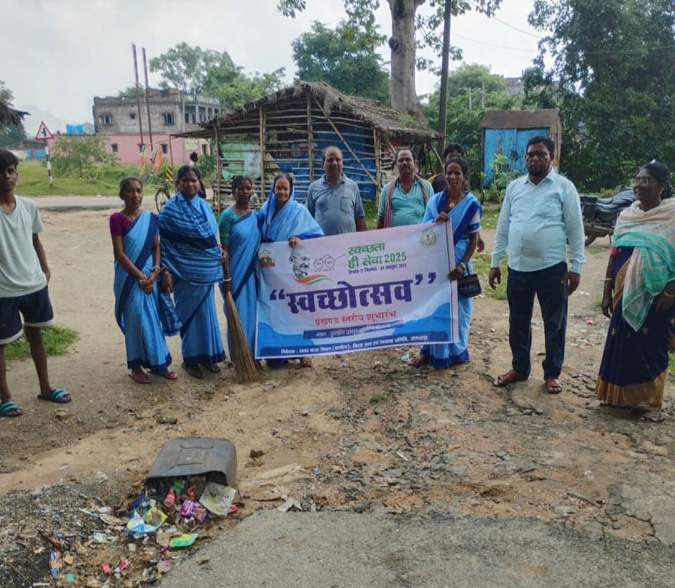 कुंडहित में जलसहियाओं की टीम ने की साफ-सफाई