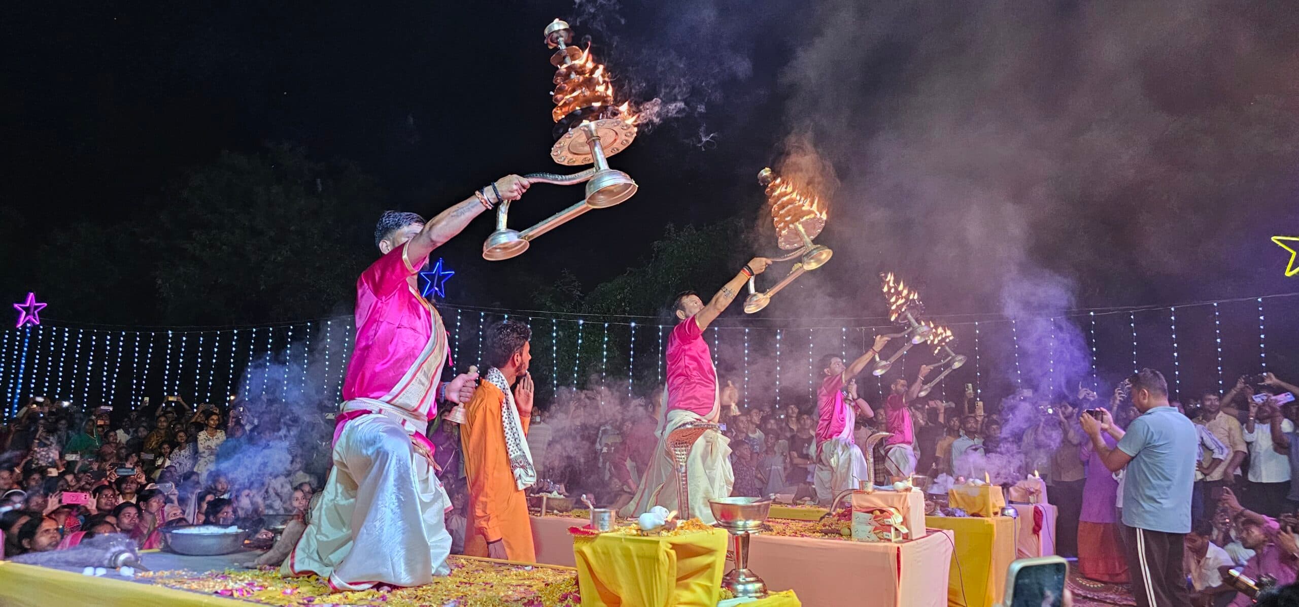 मां दुर्गा व भगवान शिव की महाआरती में उमड़े श्रद्धालु