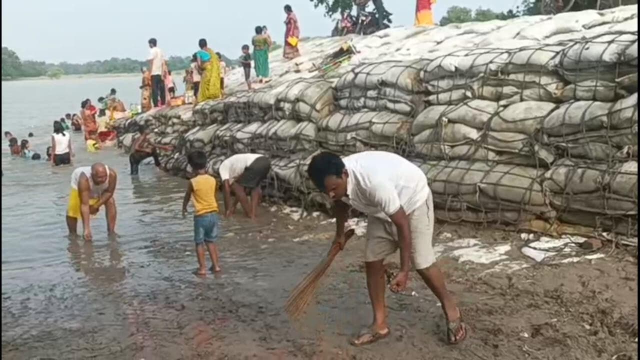 गायत्री परिवार ने घाटों की सफाई कर गंगा को स्वच्छ रखने का लिया संकल्प