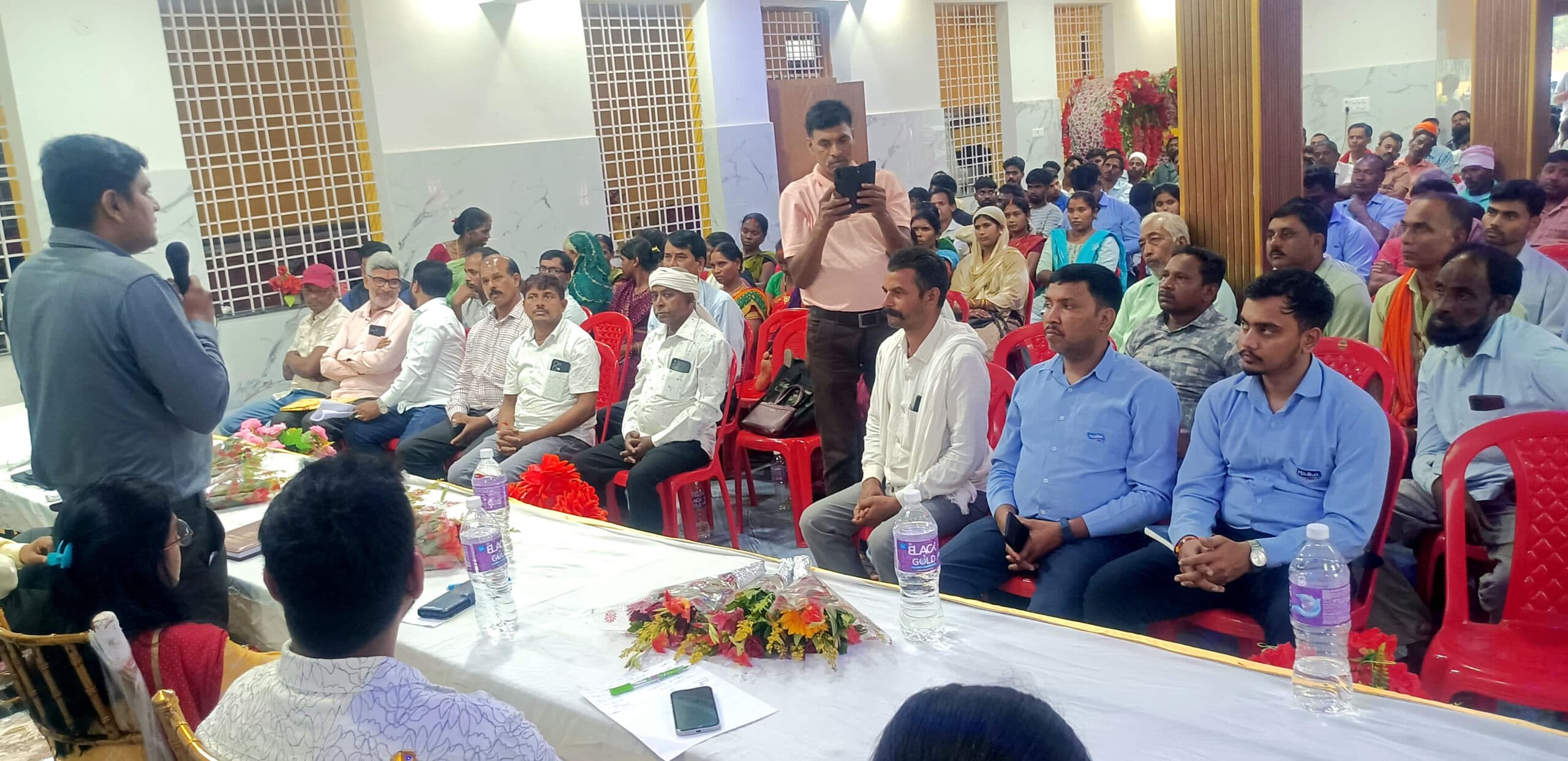 बीजुपाड़ा में दुग्ध उत्पादकों के लिए गोष्ठी