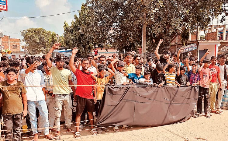 Gopalganj News : श्रीपुर में युवक की हत्या से आक्रोशित ग्रामीणों ने किया रोड जाम, आगजनी और प्रदर्शन