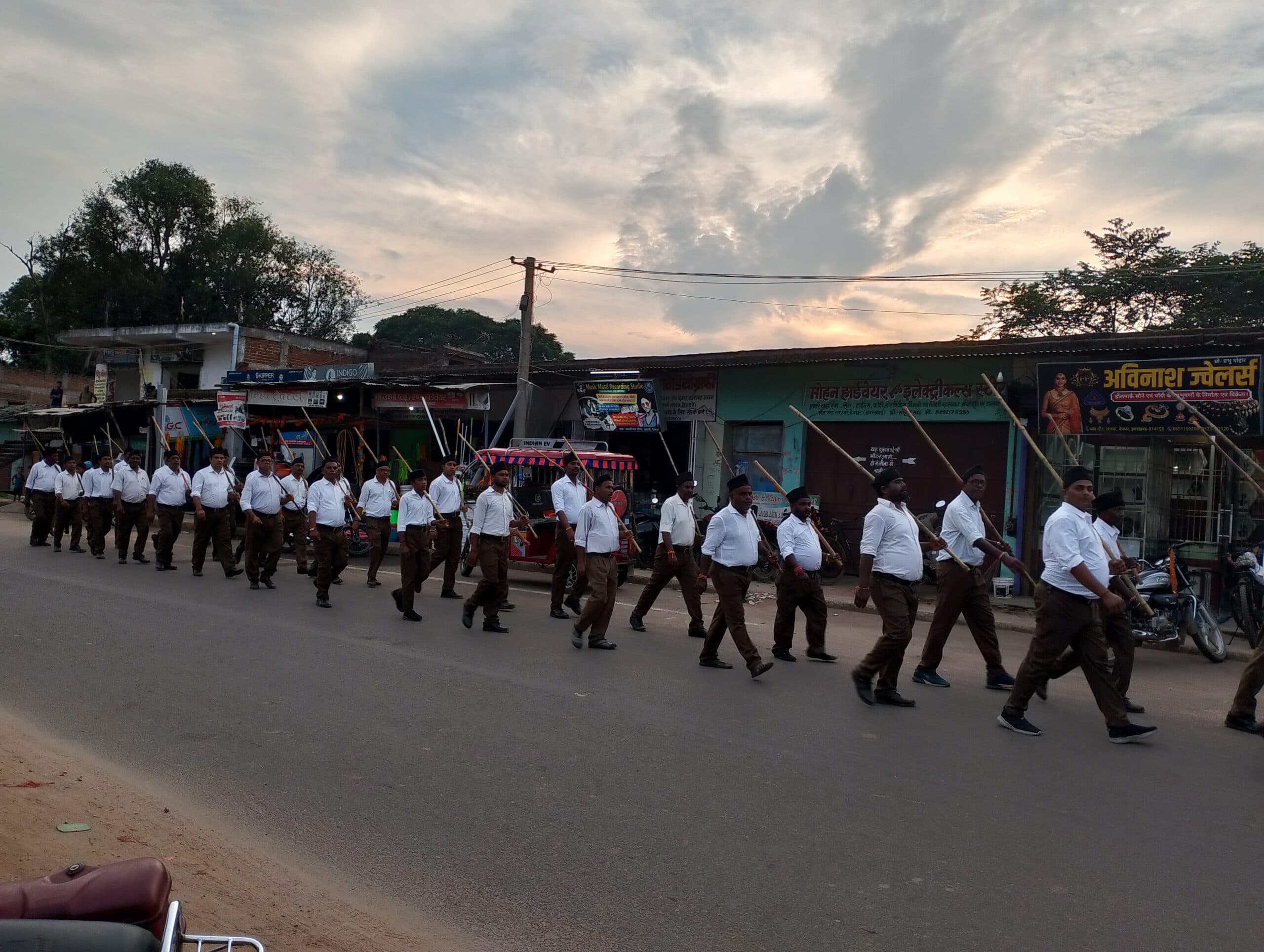 सारवां में शताब्दी वर्ष समारोह पर हुआ पद संचालन