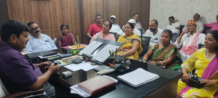 Bokaro News : बीडीओ ने लापरवाही पर दी कार्रवाई की चेतावनी
