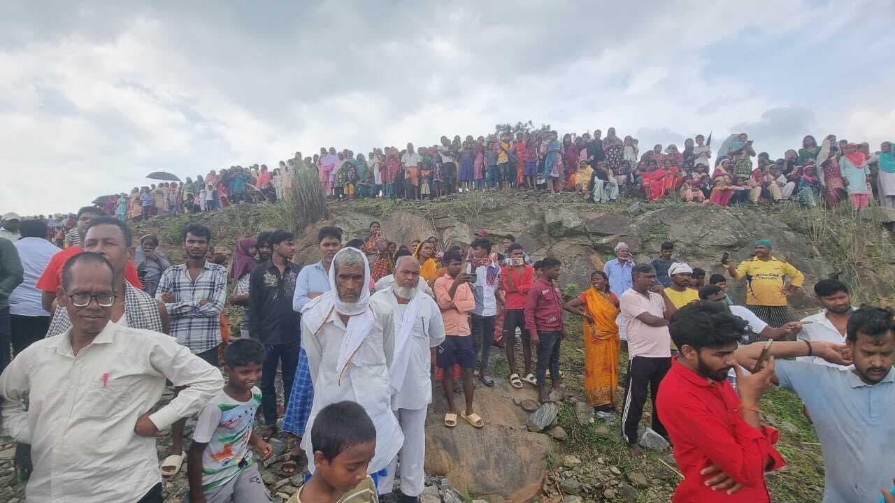Giridih news: एनडीआरएफ की टीम ने किशोरी के शव को बंद खदान से निकाला