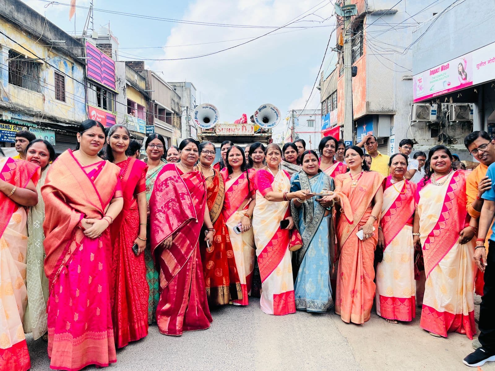 Giridih news: महाराजा अग्रसेन जयंती पर सरिया में निकली प्रभातफेरी व शोभायात्रा