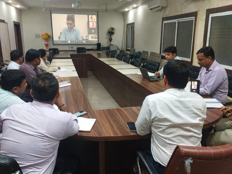 Jamshedpur News : दुर्गा पूजा को लेकर प्रधान सचिव ने की ऑनलाइन समीक्षा, सड़कों पर लाइट और सफाई व्यवस्था दुरुस्त करने का निर्देश