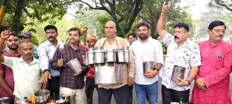 Jamshedpur News : जुबिली पार्क में झालमूड़ी बेचने वालों के समर्थन में उतरी भाजपा, आंदोलन की चेतावनी