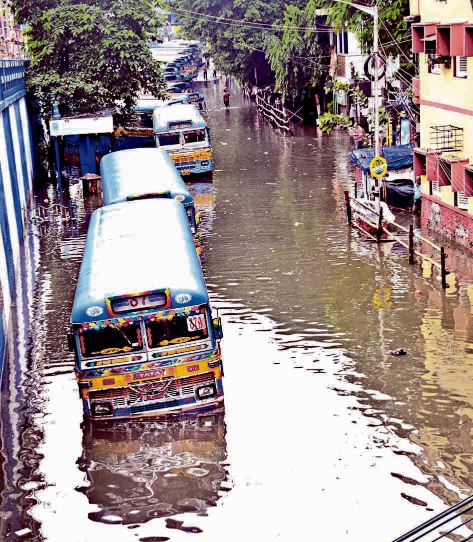 बसें रहीं नदारद, ऑटो-टैक्सी चालकों ने वसूले डबल किराये