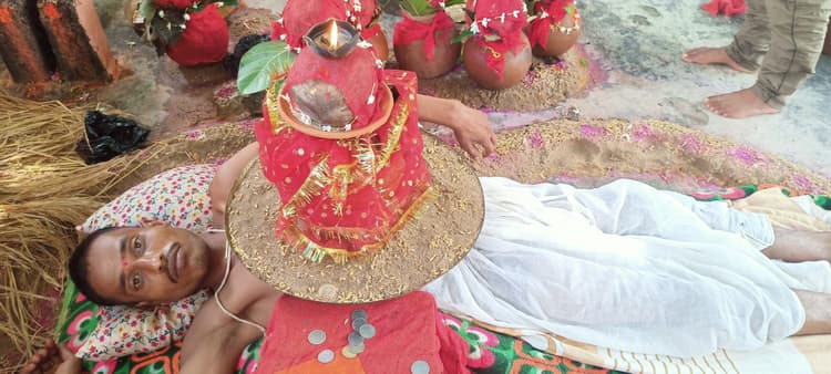 युवक ने सीने पर कलश रखकर किया नवरात्र अनुष्ठान शुरू