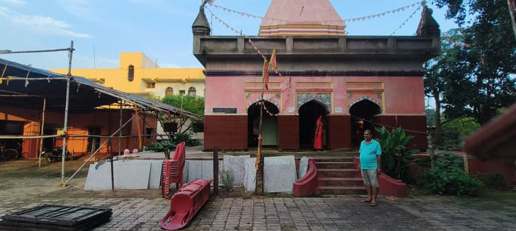 102 वर्षो से हो रही देवी दुर्गा की पूजासिंदूर खेला है आकर्षण का केंद्र.