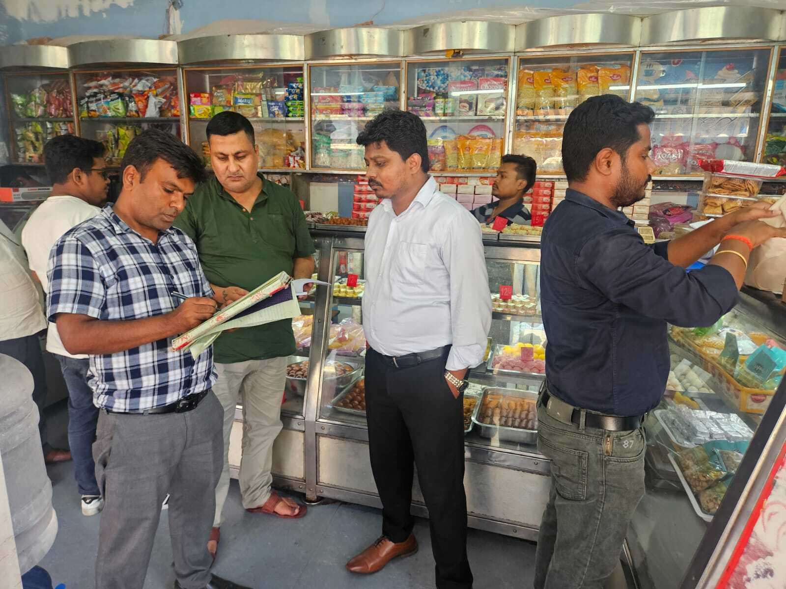 खाद्य सुरक्षा पदाधिकारी ने की मिठाई दुकानों की जांच