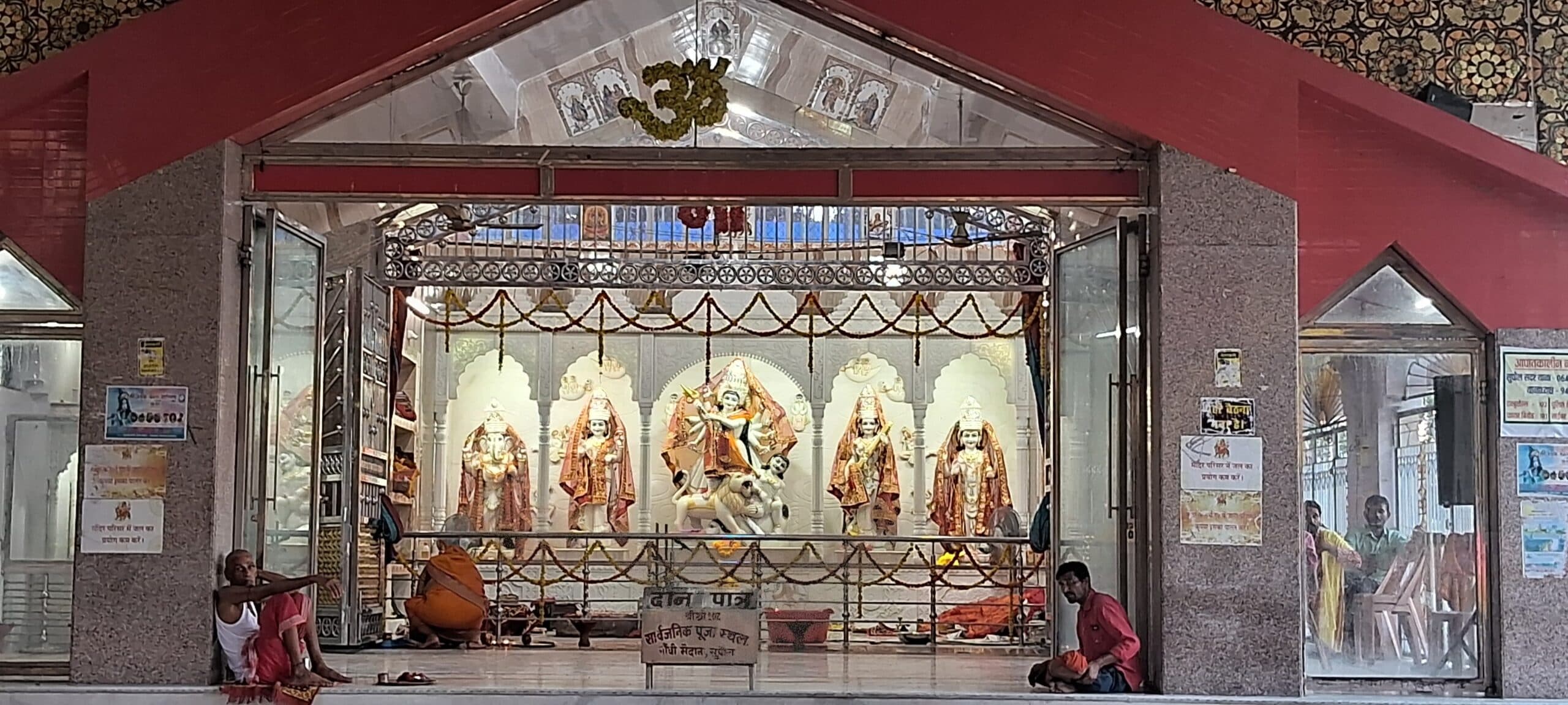 भक्तों ने की माता के तीसरे स्वरूप चंद्रघंटा की पूजा अर्चना