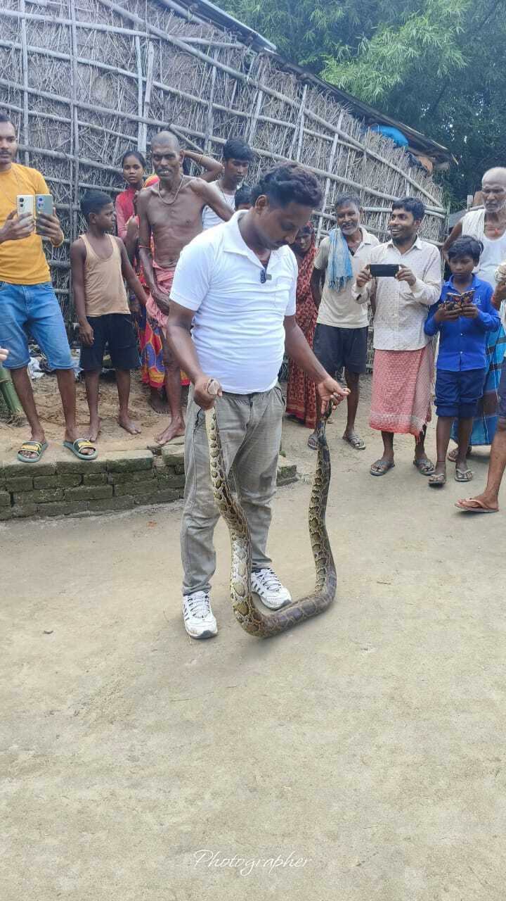 अजगर का वन कर्मी ने किया रेस्क्यू