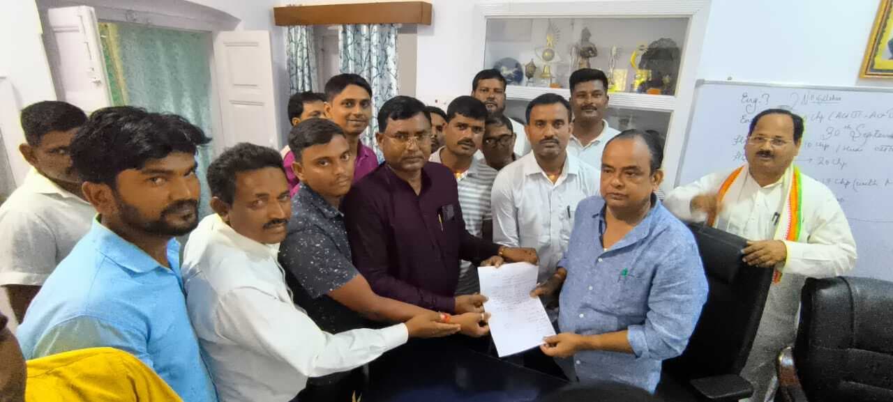 पैक्स अध्यक्षों ने बैंक गारंटी की मांग को रद्द करने को लेकर मंत्री को सौंपा ज्ञान