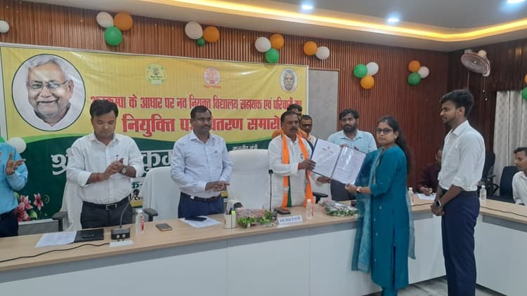 kaimur News : 31 विद्यालय सहायक व तीन परिचारी पदों पर नियुक्त हुए आश्रितों को मिला नियुक्ति पत्र