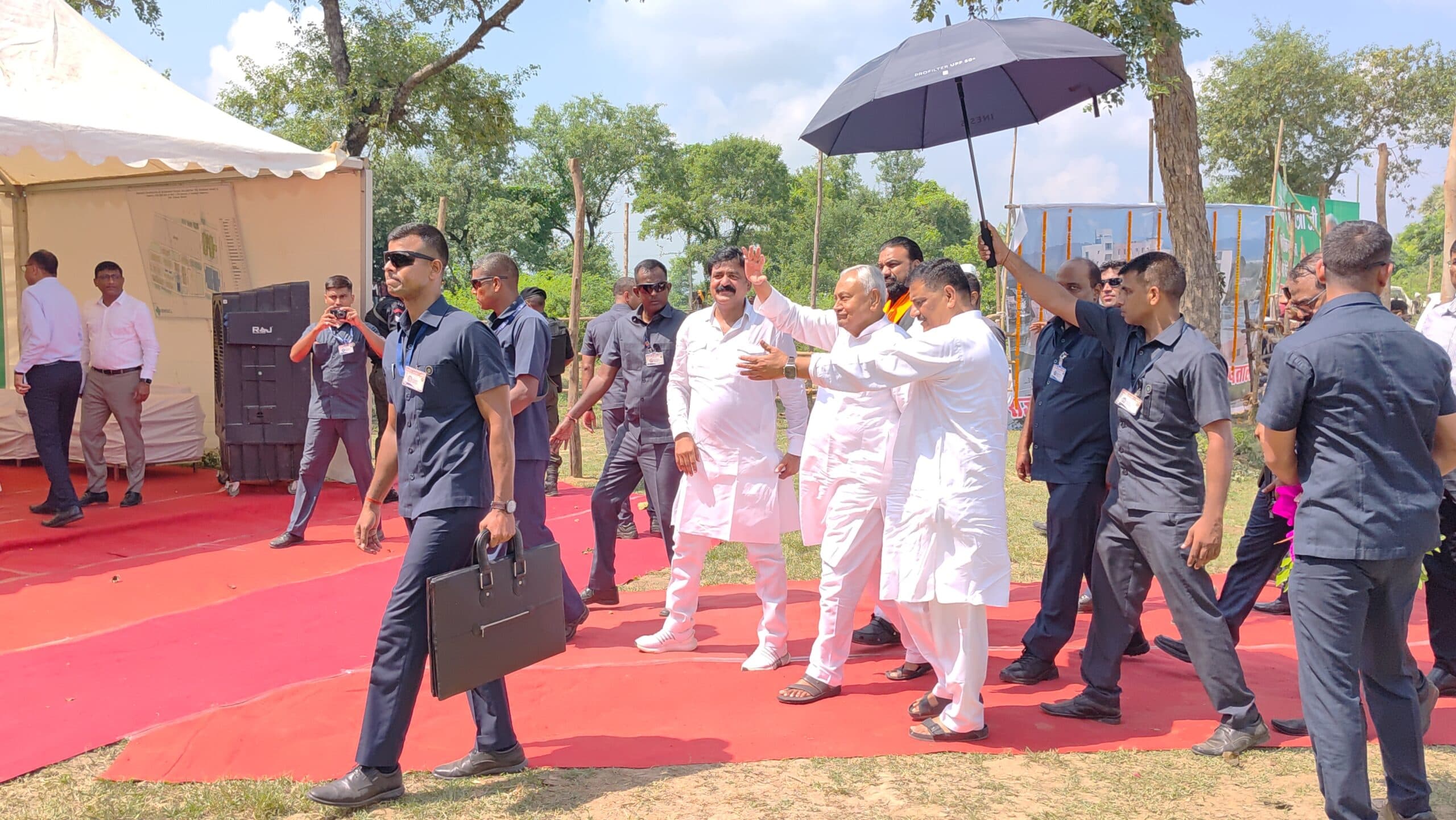 चैनपुर में प्रस्तावित मेडिकल कॉलेज की भूमि का सीएम ने किया निरीक्षण