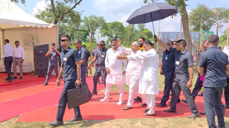चैनपुर में प्रस्तावित मेडिकल कॉलेज की भूमि का सीएम ने किया निरीक्षण