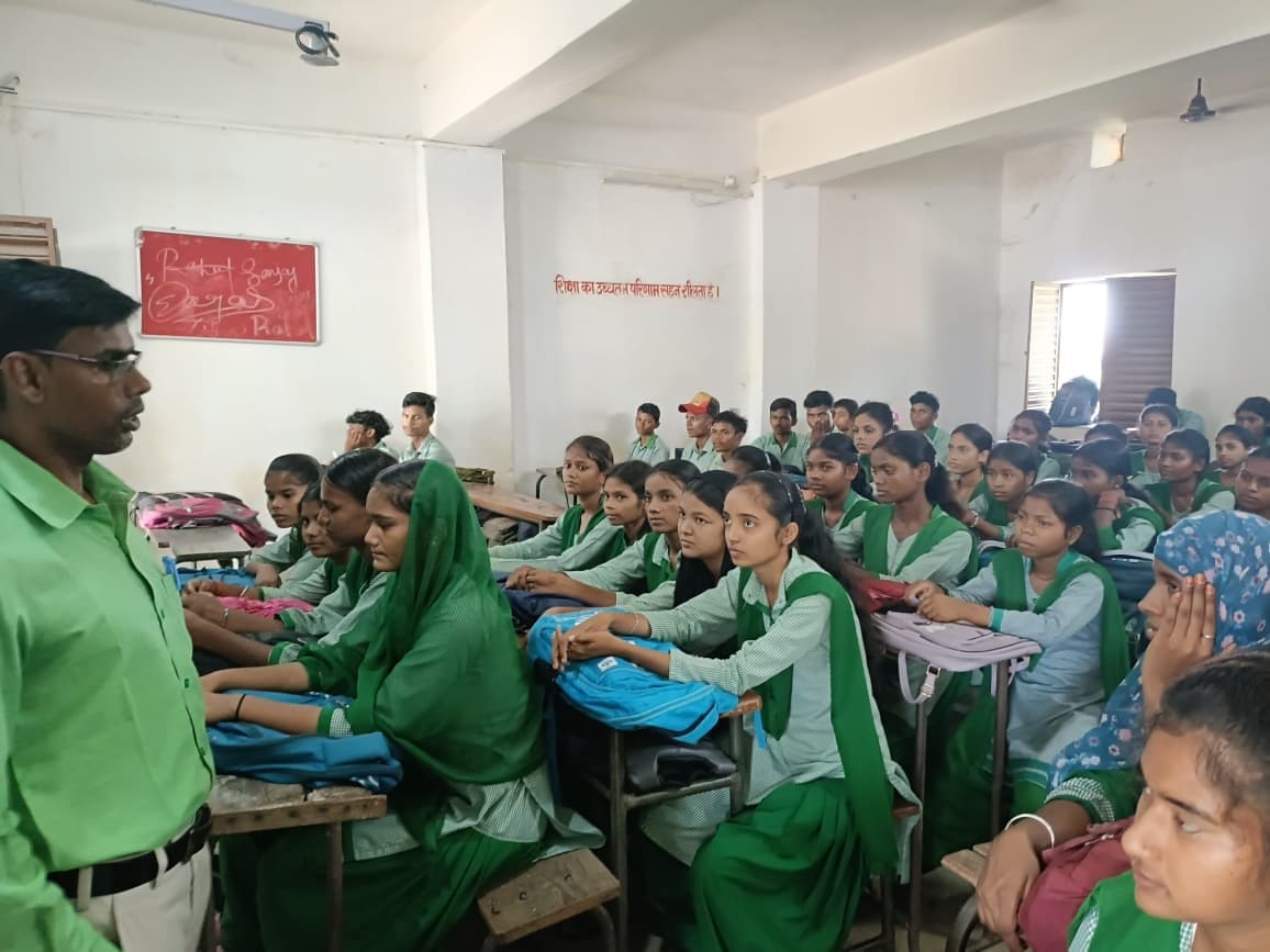 छात्राओं को स्कॉलरशिप योजना के प्रति किया जागरूक