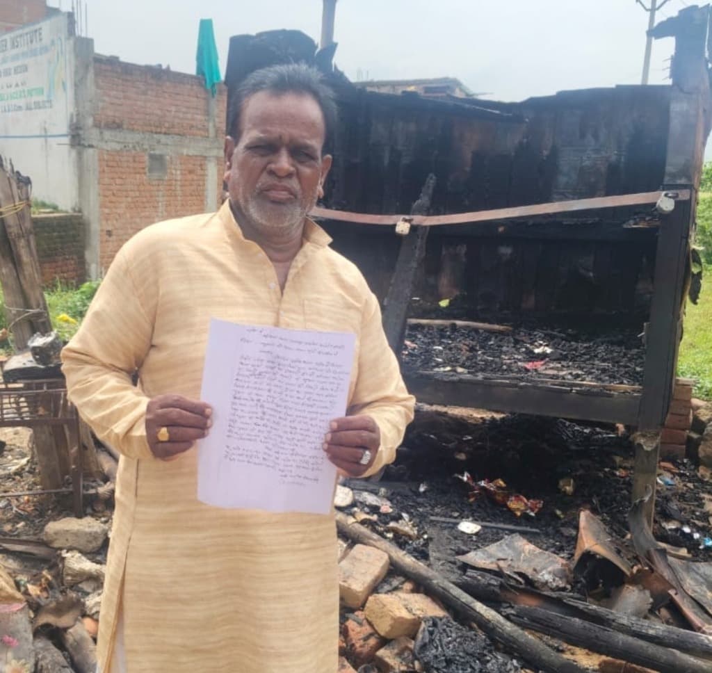 पैरा मटिहाना में जली गुमटी, तो भेलवा मोहनपुर में घर में लगी आग