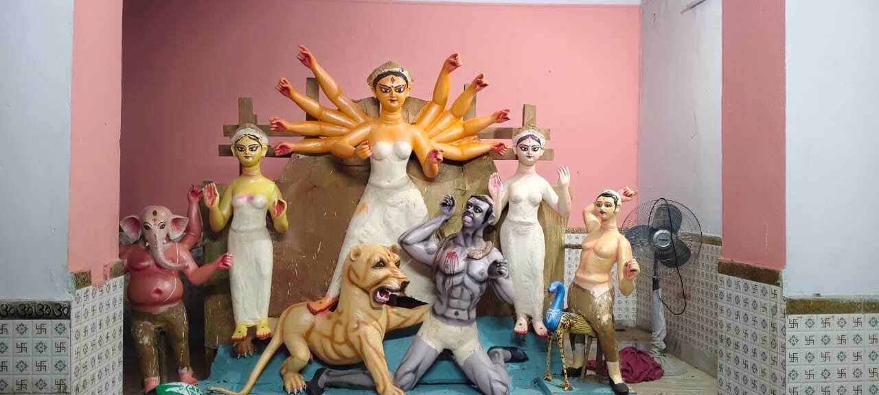 कुंडहित में दुर्गापूजा की धूम, सजने लगे हैं पंडाल