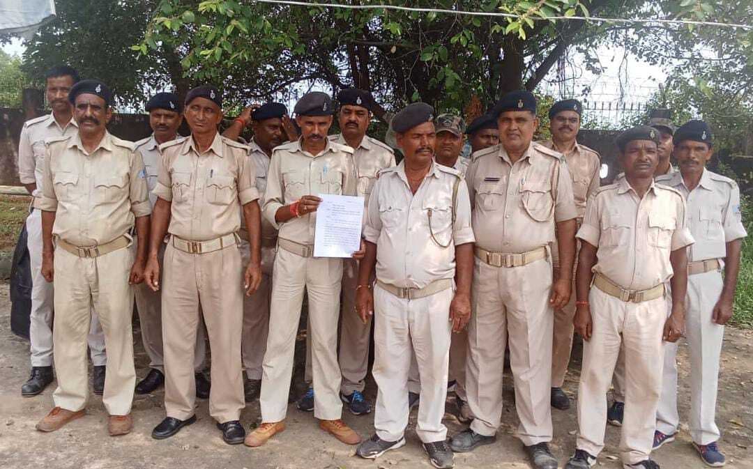 गृहरक्षकों ने की लंबित भत्ता भुगतान की मांग