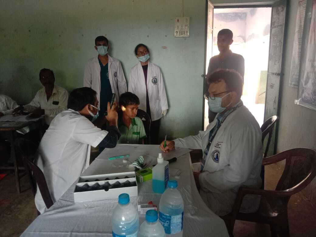 एम्स के चिकित्सकों ने की स्कूली बच्चों की जांच
