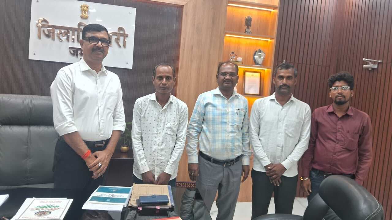 महादलितों की समस्या को लेकर डीएम से मिला शिष्टमंडल