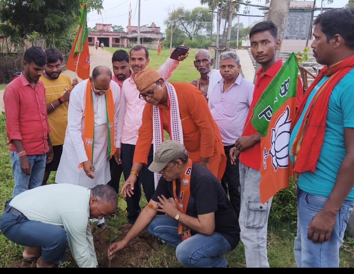 भाजपा कार्यकर्ताओं ने किया पौधारोपण, चलाया स्वच्छता अभियान