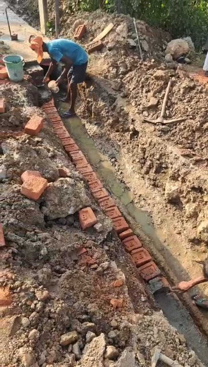 खड़हुआ में नाला निर्माण पर ग्रामीणों ने उठाये सवाल