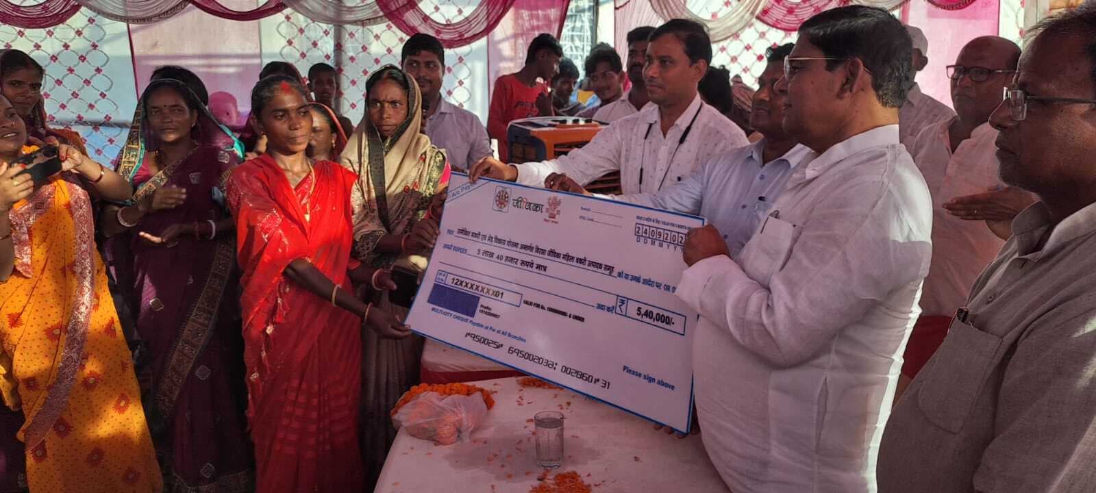 जीविका दीदीयों को विधायक ने सौंपा 5.40 लाख का चैक