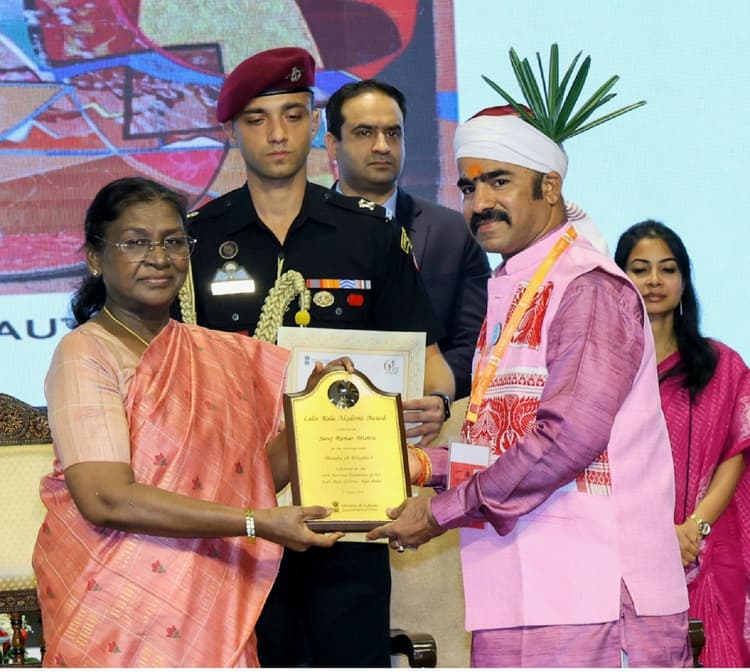 Bokaro News : राष्ट्रपति ने किया बोकारो के अंतरराष्ट्रीय चित्रकार सरोज को सम्मानित