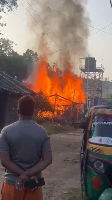 मिठाई दुकान में लगी आग, 50 हजार की संपत्ति राख