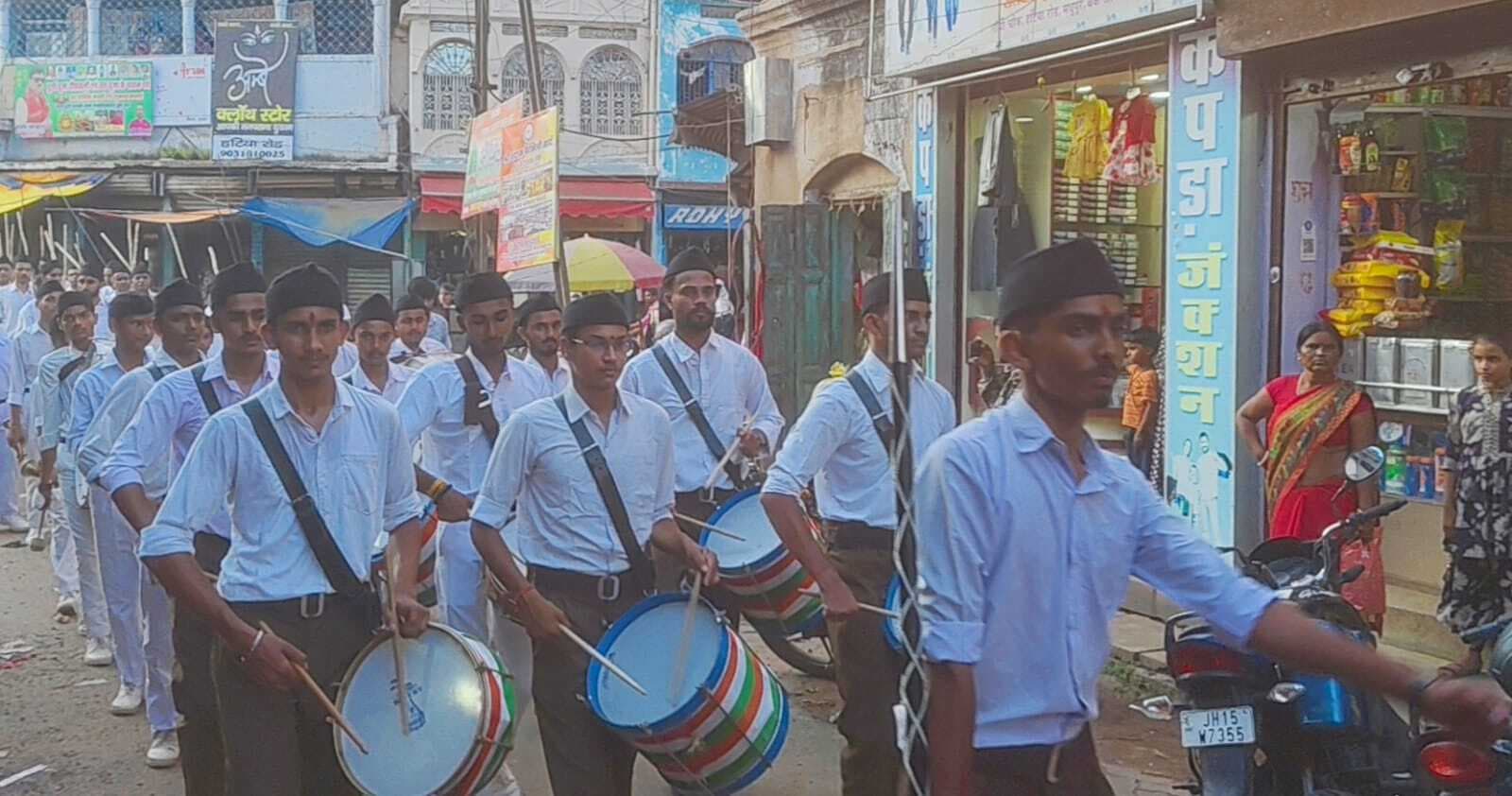 शताब्दी वर्ष पर समारोह पर हुआ शस्त्र पूजन व पथ संचलन