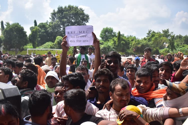 नारेबाजी कर रहे हैं लोगों से सीएम ने लिया आवेदन